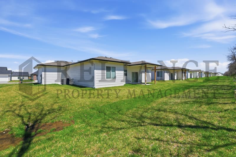 Valley Center House: 701 E Elmwood St