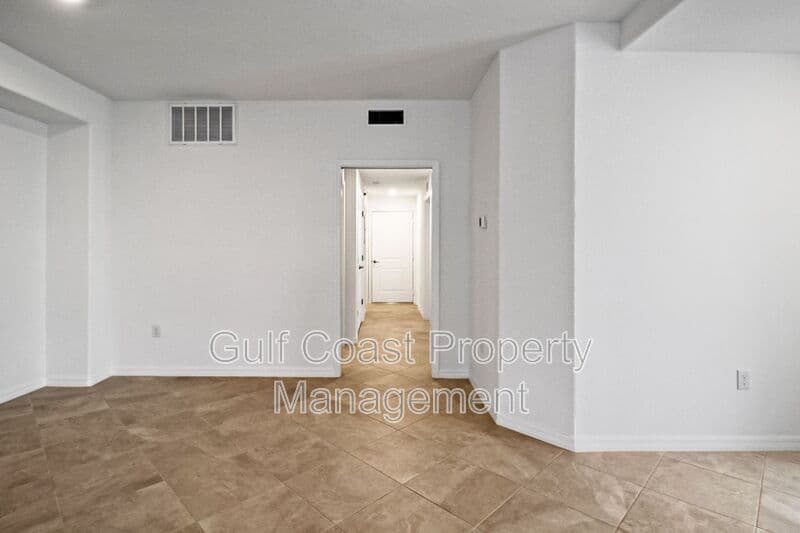 Sarasota House: 5703 North Honore Avenue