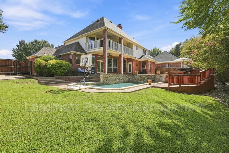 Arlington House: 2114 Bay Club Drive