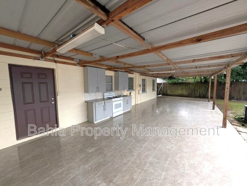 Tampa House: 2001 E Robson St