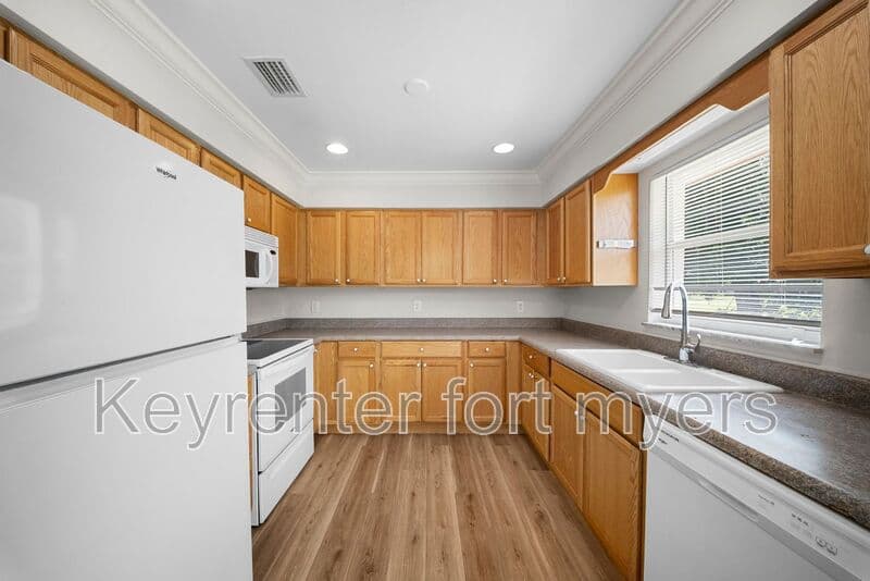 FORT MYERS House: 13049 FOURTH ST