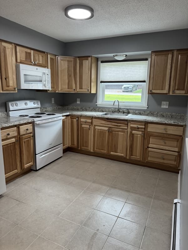 Monticello Condo: 705 E 3rd St #4
