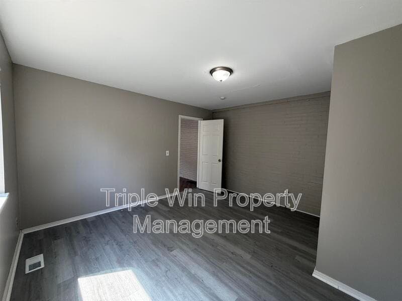Saint Louis House: 8126 Albin Ave