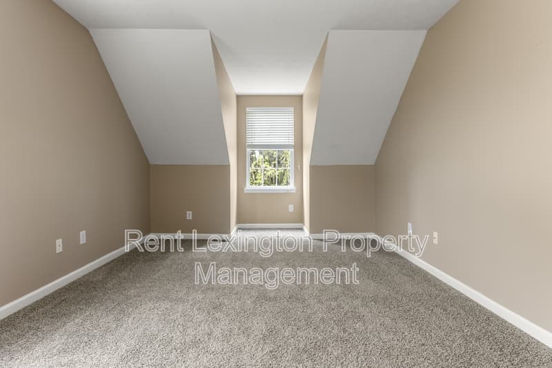 Nicholasville House: 104 North Town Branch Drive