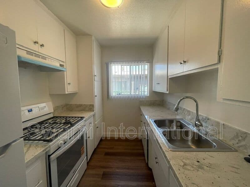 Inglewood Condo: 947 Myrtle Avenue