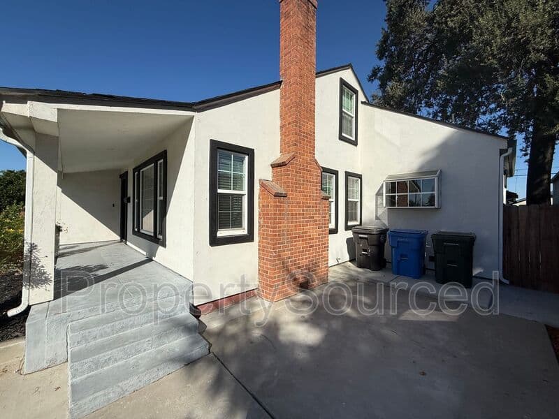 Manteca House: 807 W Yosemite