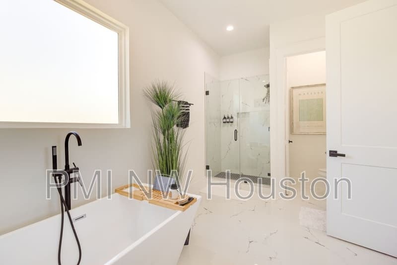 Houston House: 4706 Market St
