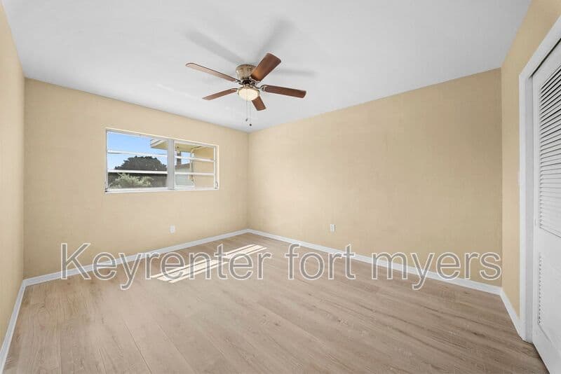 North Fort Myers House: 275 Lakeview Dr