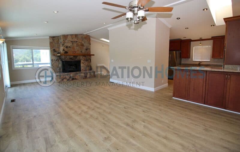 Fairfax House: 93 Live Oak Ave