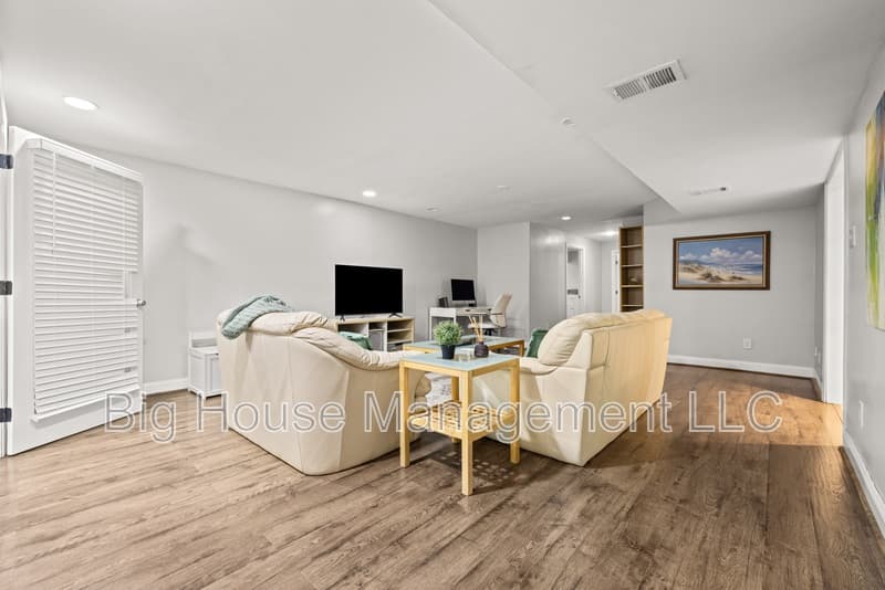 Sterling House: 47284 Grandview Pl