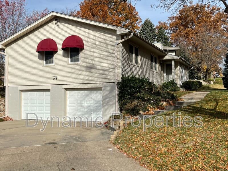 Omaha House: 1416 South 163rd Avenue