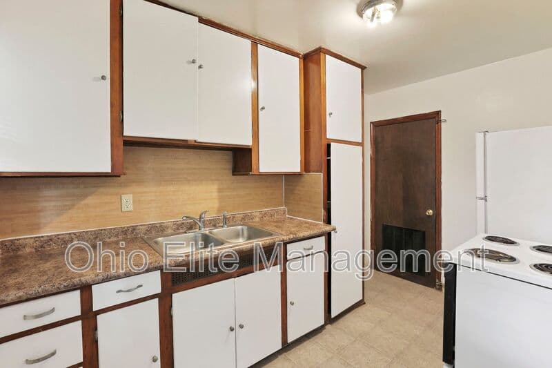 Columbus House: 53 S Burgess Ave