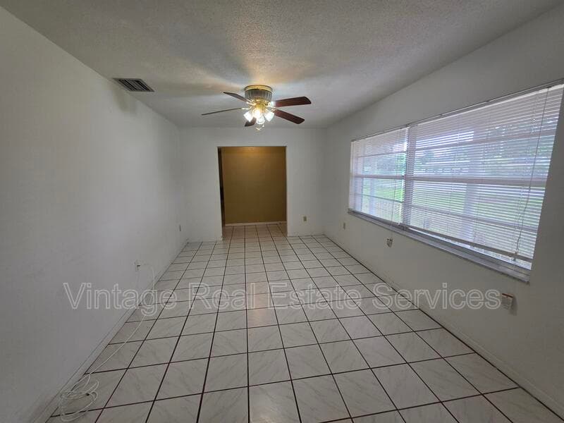 Lakeland House: 1028 Wildwood W