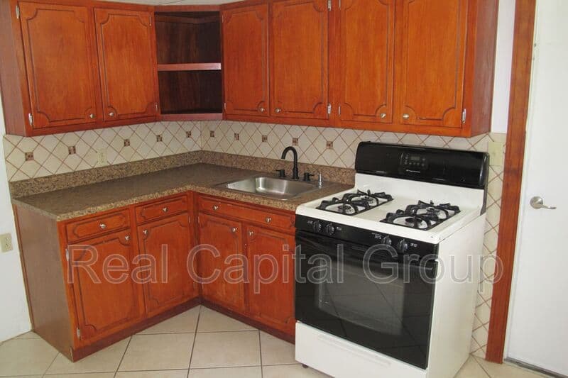 Albany House: 18 Ethel Dr