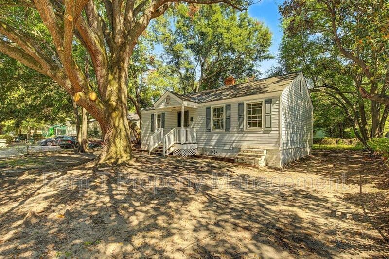 Savannah House: 1936 New Mexico St
