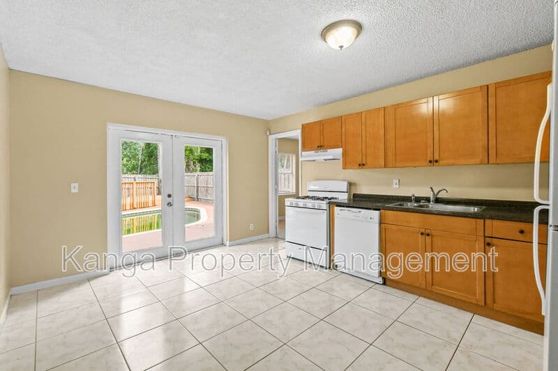 Greenacres House: 6126 Wauconda Way E