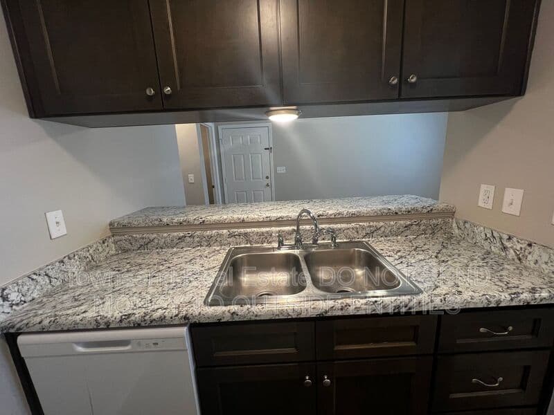 Fayetteville House: 1425C Ireland Dr