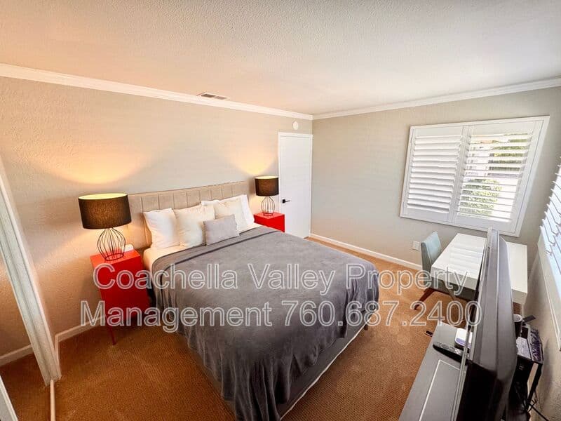 Palm Springs House: 2004 N San Antonio Rd