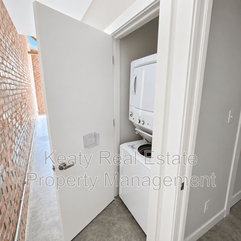 Lafayette House: 136 E Cypress St