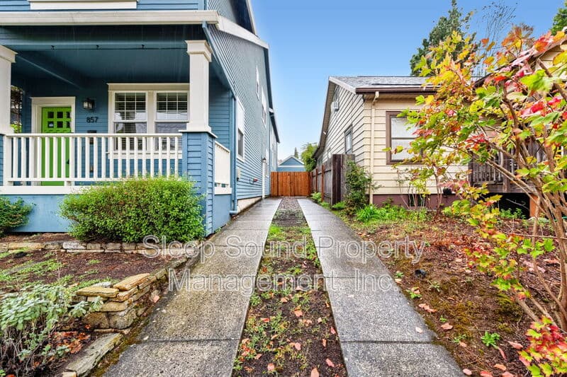 Portland House: 857 N Winchell St