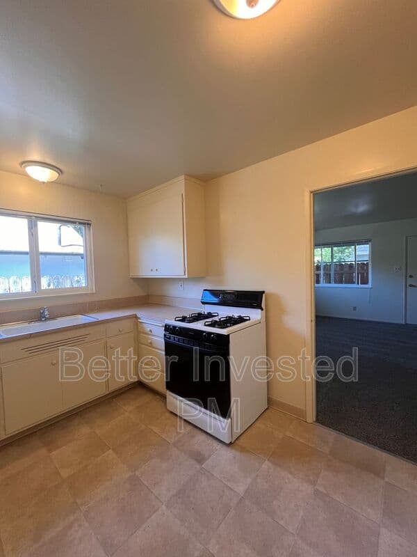 Santa Rosa House: 925 Beaver Ln