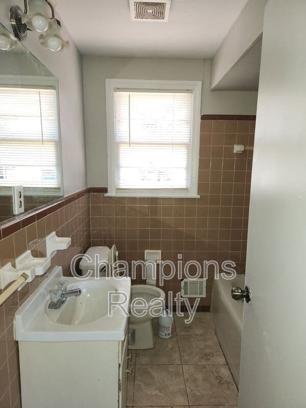 Columbus House: 5415 Eugenia Ave