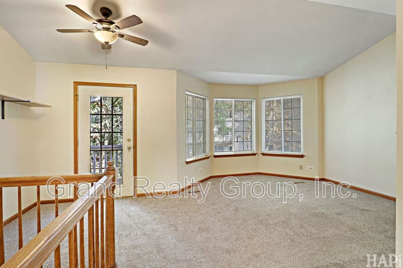 Round Lake House: 277 West Treehouse Ln