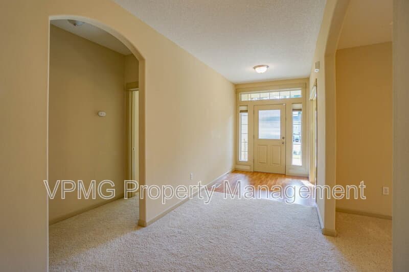 Vancouver House: 10206 Northeast 102nd Street