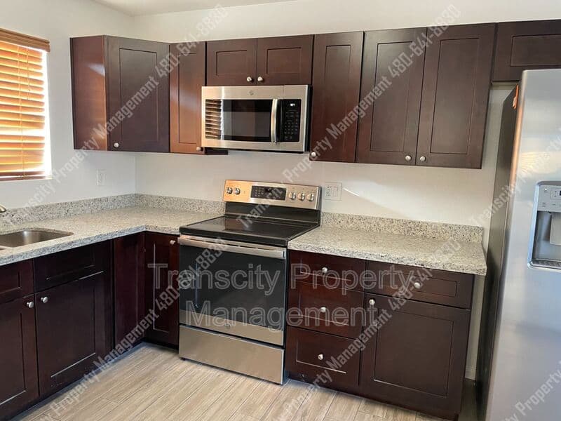 Mesa House: 630 E Jensen St