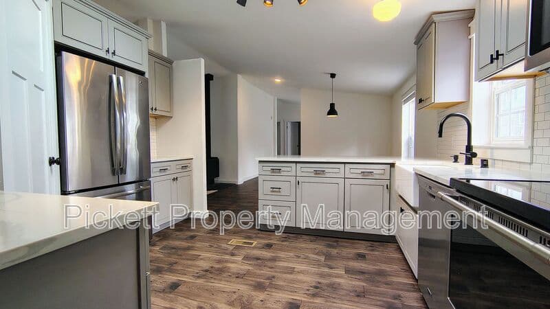 Port Orchard House: 11438 SE Regatta View Ln