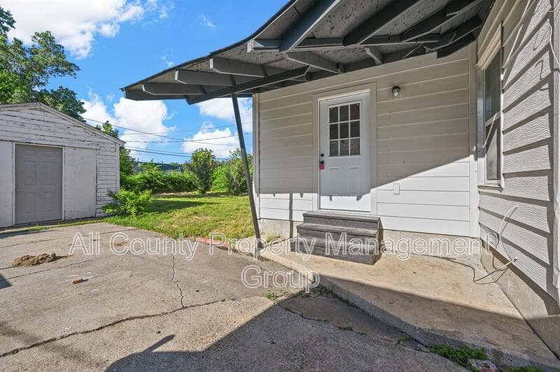 Dallas House: 3677 Rockdale Drive