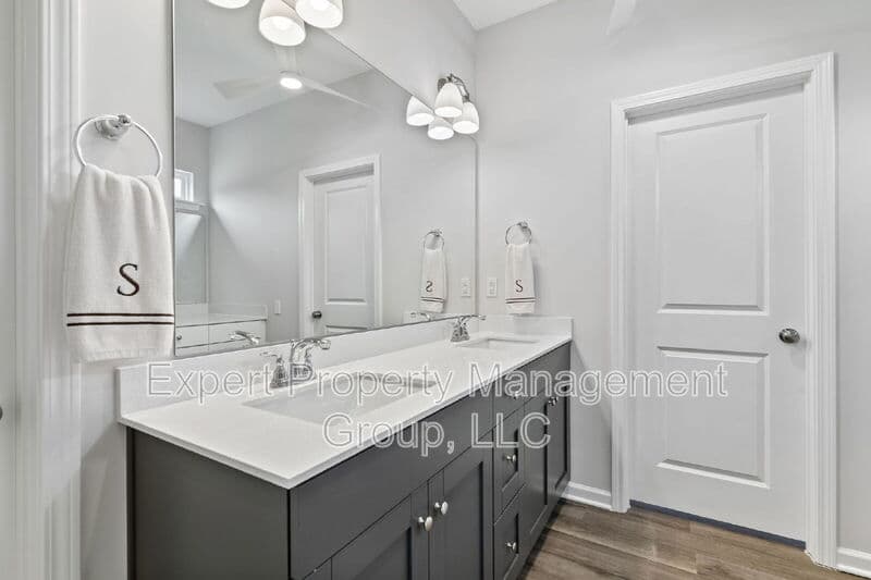 Four Oaks House: 482 Olivia Crossing Court