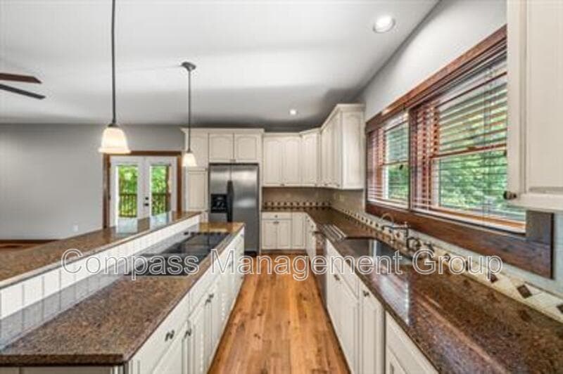 Knoxville House: 2004 Thompson Road