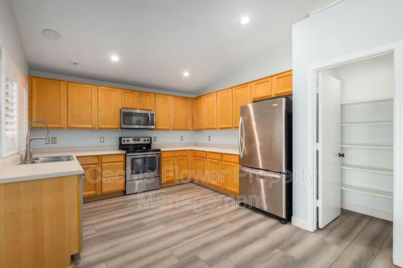Glendale House: 21295 N 69th Ave