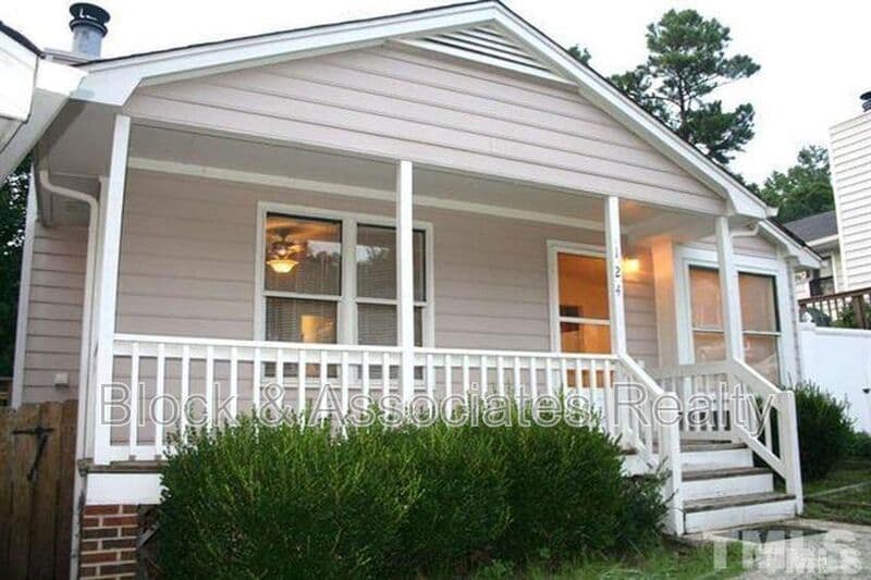 Cary House: 124 Oak Hill Loop