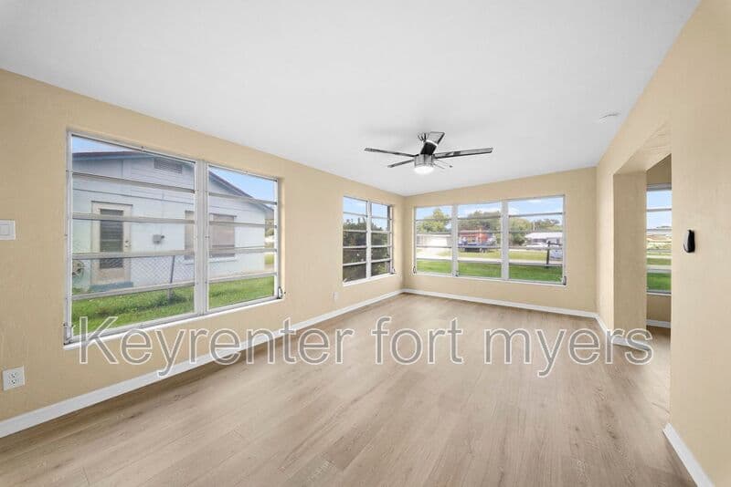 North Fort Myers House: 275 Lakeview Dr