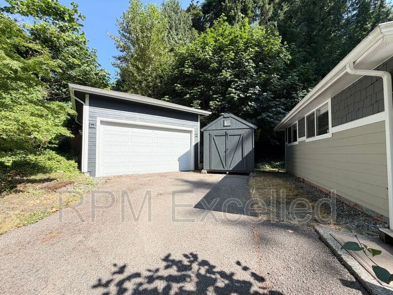 Kent House: 24625 148th Ave SE