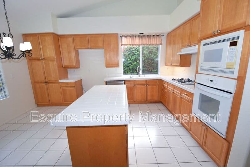 OXNARD House: 1821 LA QUINTA LN