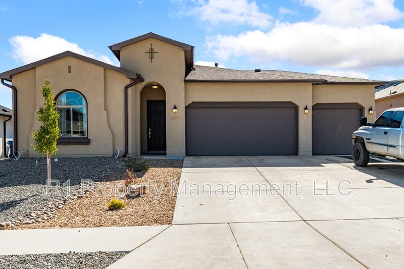Los Lunas House: 3771 Santa Fe Trail
