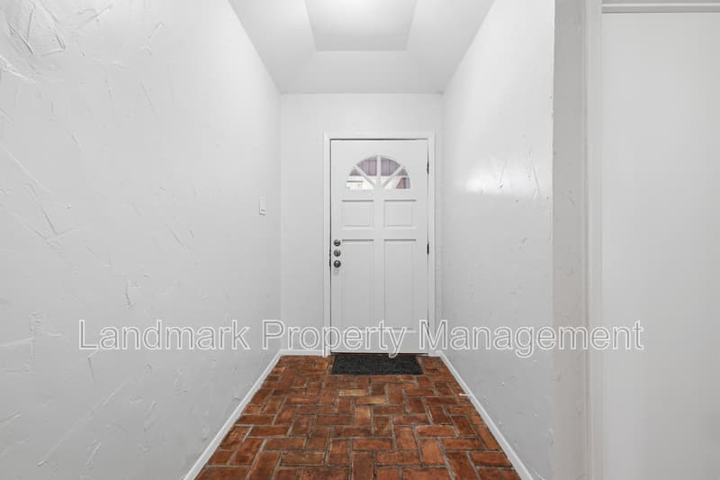 Arlington House: 5917 Pleasant Hill Drive