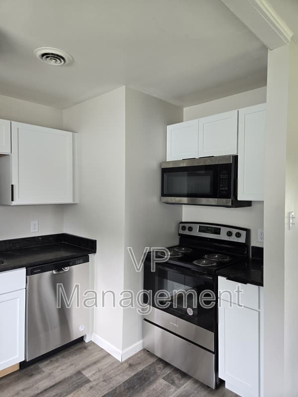 Davenport House: 7425 Oak St