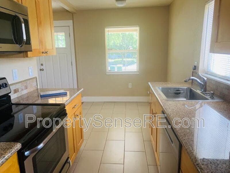 Aurora House: 1121 Alton Street