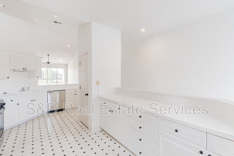 Lakeland Condo: 447 Enclave Place