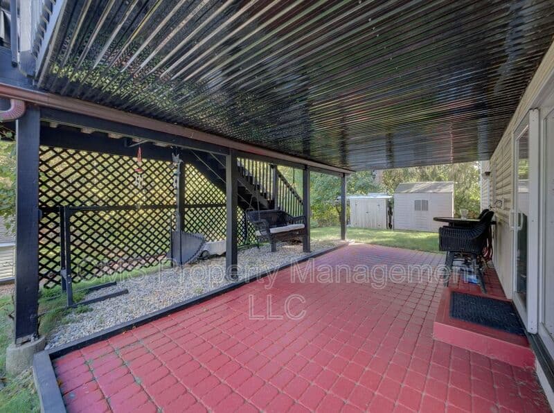 Bloomingdale House: 128 Reeve Ave