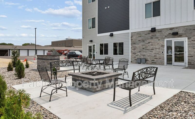 North Mankato Condo: 2090 Carlson Dr.