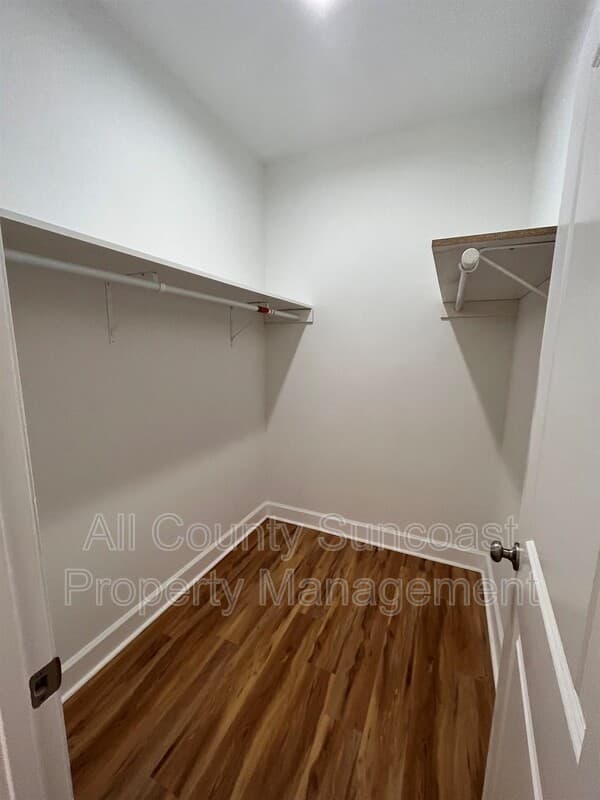 Monticello House: 325 Melrose Dr