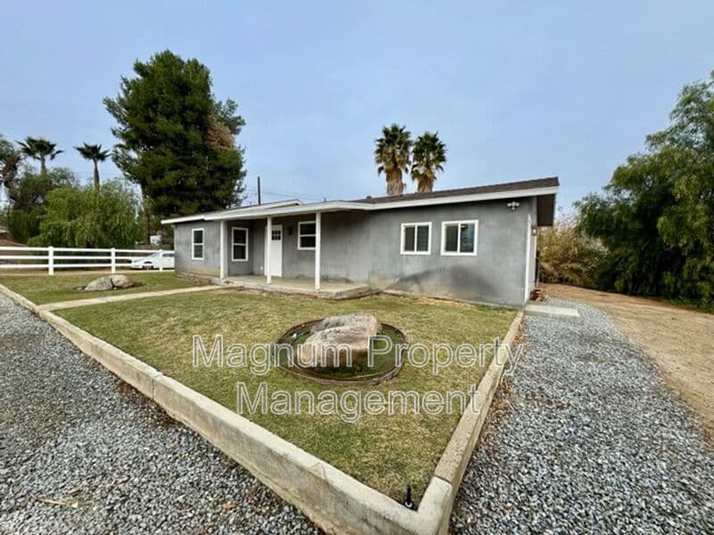 Perris House: 27300 Peach St