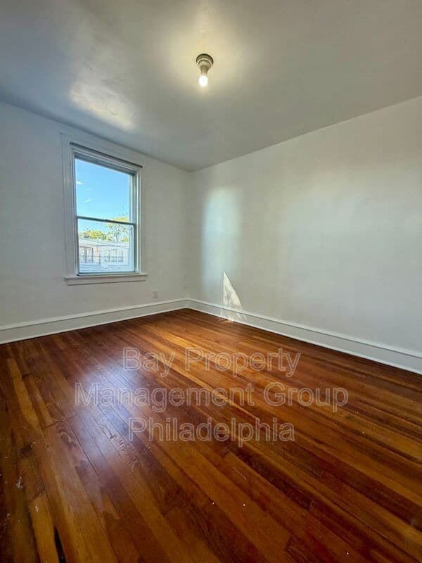 Collingdale House: 7 Rhodes Ave