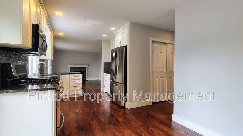 Poulsbo House: 2037 NE Gustaf St