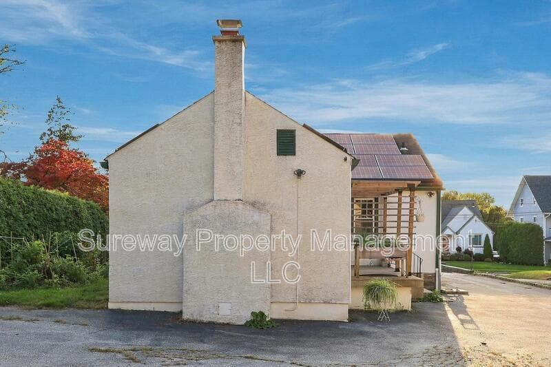 Ardmore House: 2515 Belmont Ave
